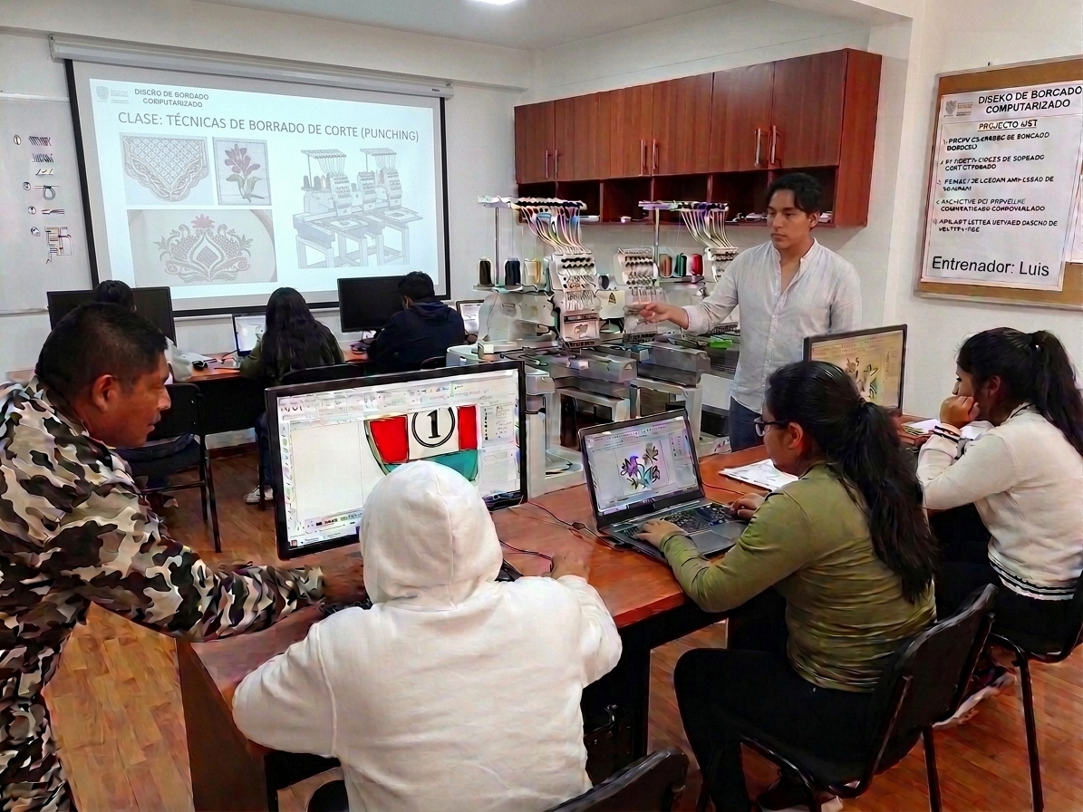 Formación presencial con software y máquinas de bordar